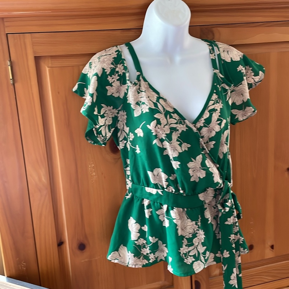 Green Floral Crop Top 💚🌼 - Picture 3 of 11